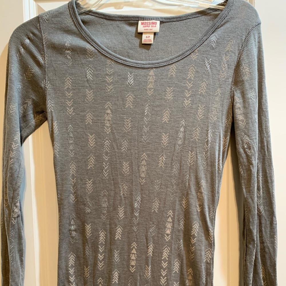 Gray arrow long sleeve tee
